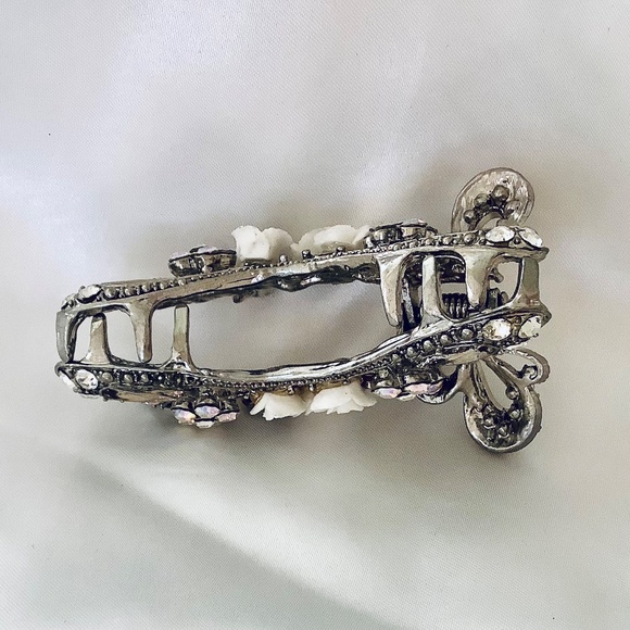 Vintage Metal Jaw clip with White & Crystal Flowers